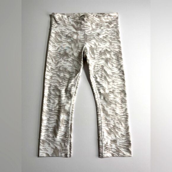 GAP GapFit Compression Brush Stroke Grey White Pattern Capri Legging Size Medium - Picture 1 of 9